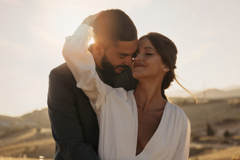 Casal mais amaduro após uma crise conjugal.