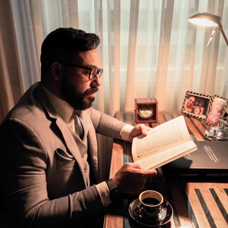 Dr. Fábio Caló lendo um livro sobre terapia de casal.