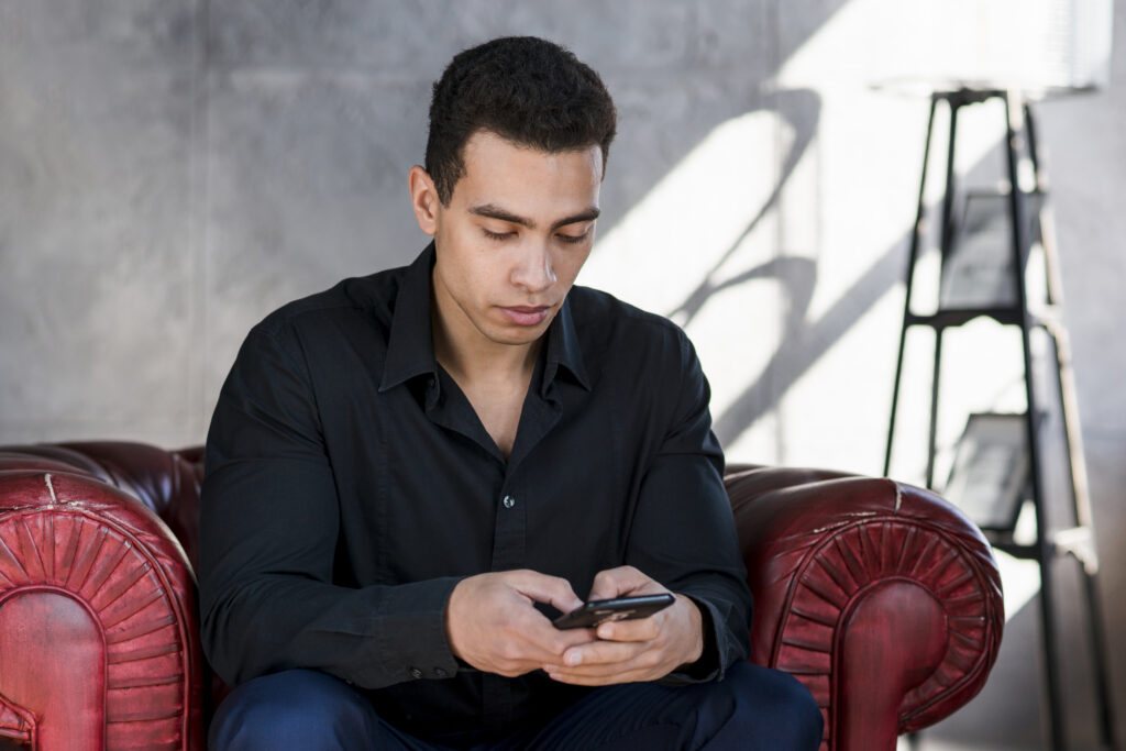 Ansiedade ao esperar resposta no celular, sintoma comum da sensibilidade extrema à rejeição.