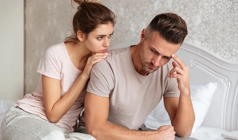Casal aparentando frustração ao lidar com vício em pornografia e relacionamentos